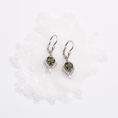 Stříbrné visací náušnice s vltavínem ve tvaru srdíčka a zirkony / Stříbro 925.