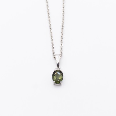 Stříbrný přívěsek s pravým vltavínem / Ovál 6x8 mm.