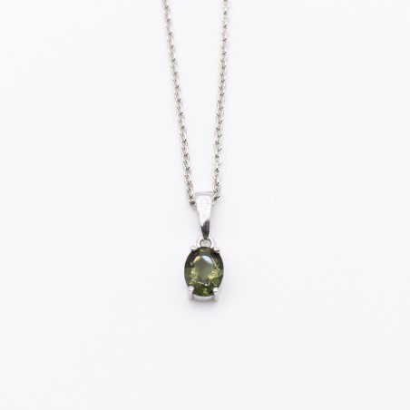 Stříbrný přívěsek s pravým vltavínem / Ovál 6x8 mm.