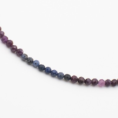 Náhrdelník z broušených safíru a rubínu / Stříbro 925.