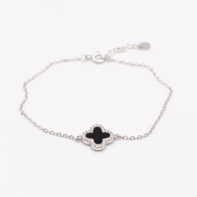 Stříbrný řetízkový náramek  s onyxovým čtyřlístkem