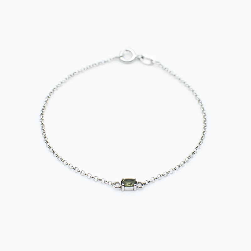 Stříbrný řetízkový náramek s vltavínem 7x5 mm Stříbrný řetízkový náramek s vltavínem 7x5 mm