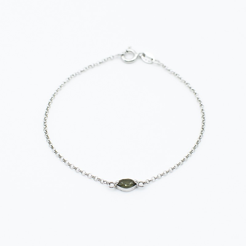 Stříbrný řetízkový náramek s vltavínem 6x3 mm Stříbrný řetízkový náramek s vltavínem 6x3 mm