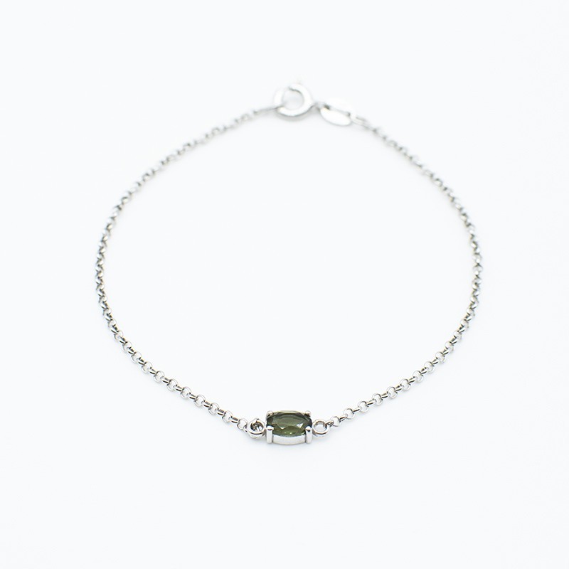 Stříbrný řetízkový náramek s vltavínem 6x4 mm Stříbrný řetízkový náramek s vltavínem 6x4 mm