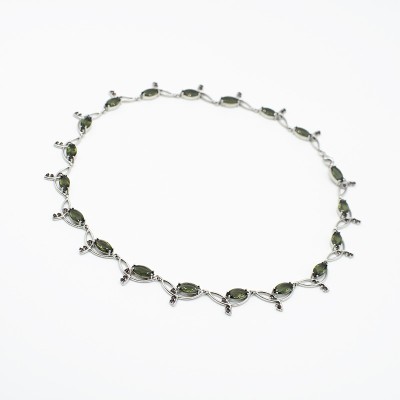 Stříbrný náhrdelník s vltavíny a českými granáty / Rhodiovaný.